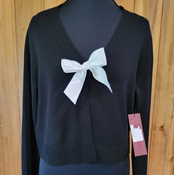 Elegant Black Sweater with White Bow - Picture 1 of 14